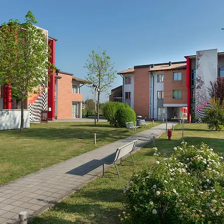 Village Hotel 4*